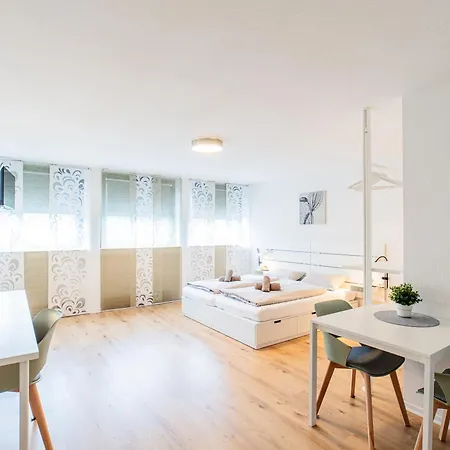 Modern Und Renoviert Apartman